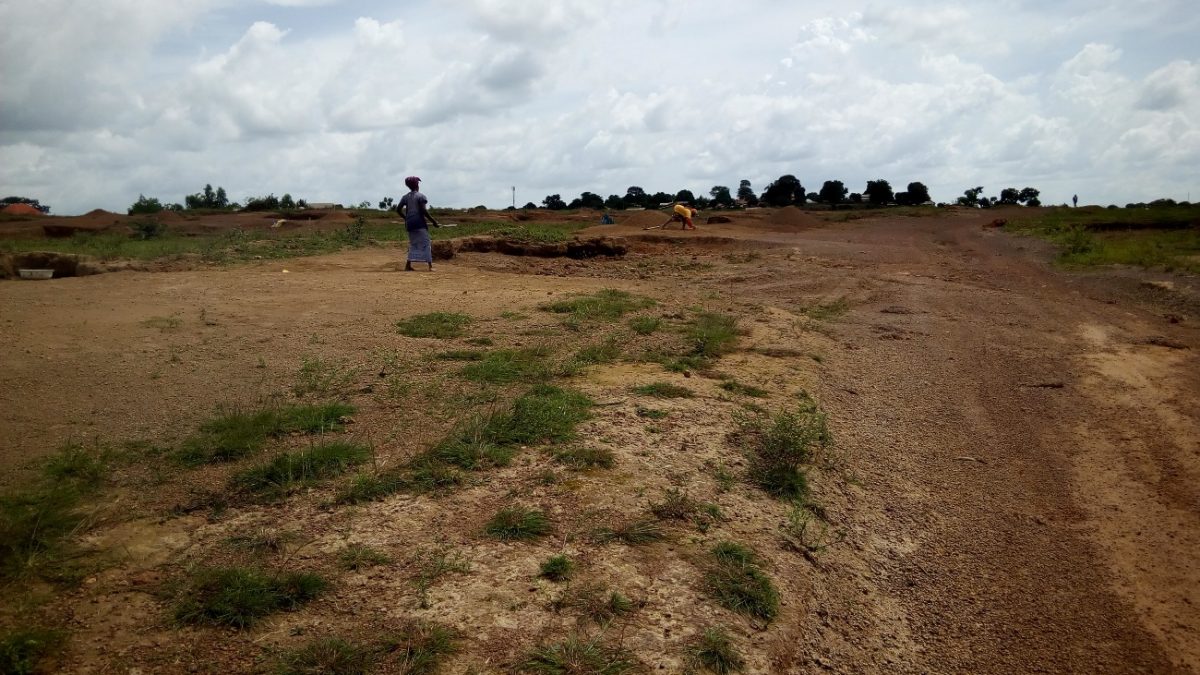 guinee-femme-travaille-sol-labe-guinee