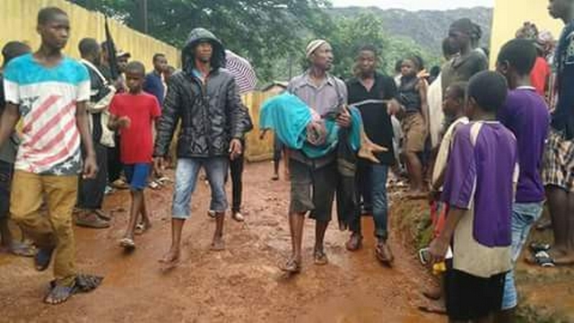 Article : Triste  ! Une montagne d’ordures tue plusieurs personnes à Conakry